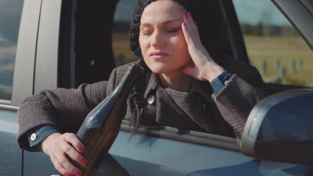 Μεθυσμένη Γυναίκα Κάθεται Στο Αυτοκίνητο Πίνοντας Στο Τιμόνι Έννοια — Αρχείο Βίντεο