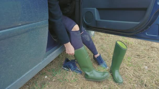 Mulher Sentada Carro Usando Botas Borracha — Vídeo de Stock