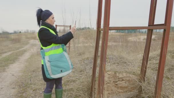 Ispettore Ambientale Donna Controllo Costruzione Metallica Abbandonata — Video Stock