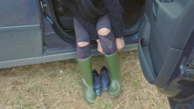  Arabada çizme giyen bir kadın.