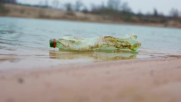 在水里用过塑料瓶 拯救地球的概念 — 图库视频影像