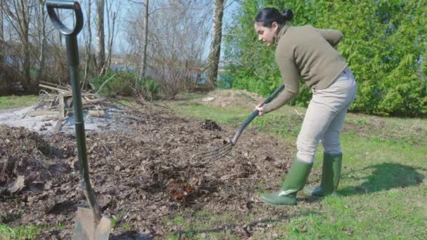 Wanita Menggunakan Alat Berkebun Dekat Halaman — Stok Video