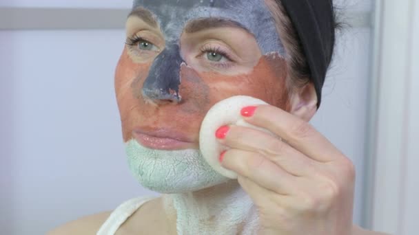 Mulher Remover Casca Fora Máscara Facial Para Uma Pele Saudável — Vídeo de Stock