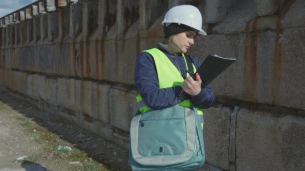 Kobieta Inżynier Budowlany Bada Stan Ściany Przed Renowacją — Wideo stockowe