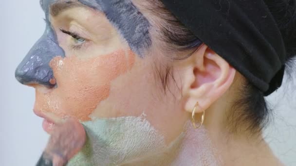 Mujer Con Máscara Arcilla Facial Colores Casa — Vídeos de Stock