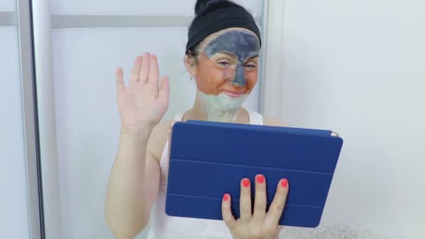 Femeia Care Aplica Masca Pielea Faciala Care Foloseste Tableta Digitala — Videoclip de stoc