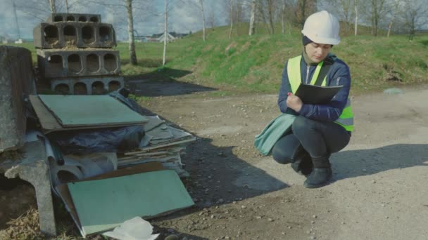 Kobiecy Inspektor Naprawiający Nielegalnie Wyrzucone Odpady — Wideo stockowe