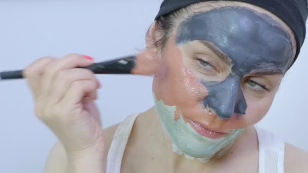 Mujer Feliz Con Mascarilla Colorida Cepillo — Vídeo de stock