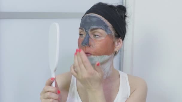 Wanita Bahagia Memegang Cermin Dan Memeriksa Topeng Wajah Wajahnya — Stok Video