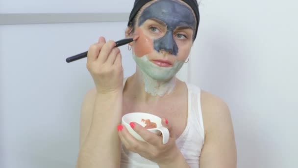 Frau Trägt Drei Verschiedene Gesichtsmasken Mit Pinsel Auf — Stockvideo