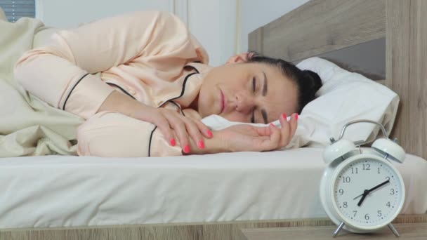 Проміжок Часу Сплячою Жінкою Біля Будильника Ліжку — стокове відео