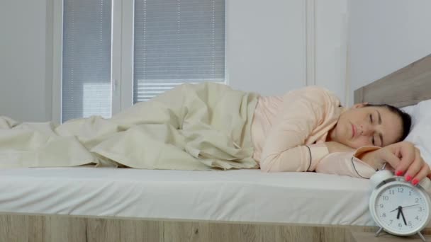 Mujer Siendo Despertada Por Despertador Dormitorio — Vídeos de Stock
