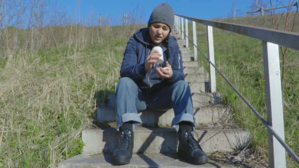 Une Droguée Est Assise Sur Des Escaliers Béton Chante — Video