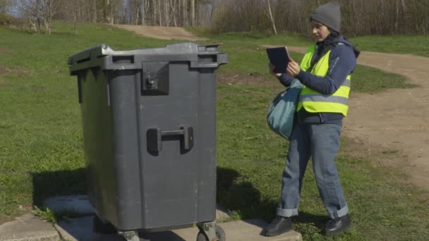 Vrouw Milieu Officier Met Behulp Van Tablet Buurt Afvalcontainer — Stockvideo