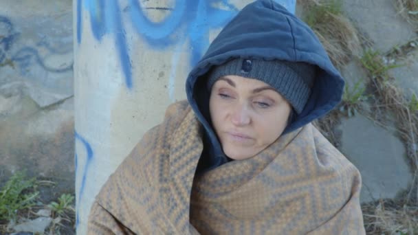 Mujer Adicta Solitaria Sienta Debajo Del Puente Con Jeringa — Vídeo de stock