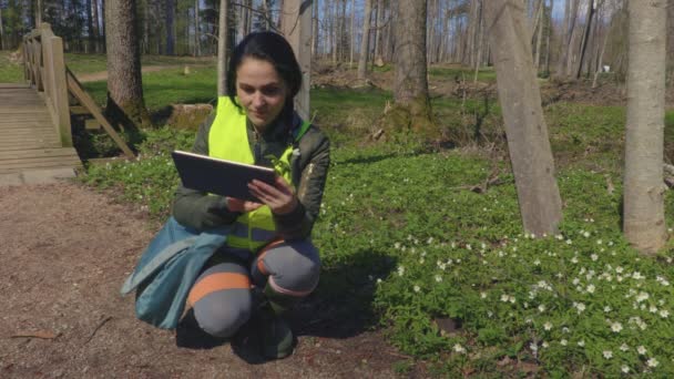 Mulher Cientista Explorando Natureza Parque — Vídeo de Stock