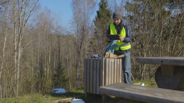 Donna Responsabile Ambientale Scattare Foto Inquinamento Nel Parco — Video Stock