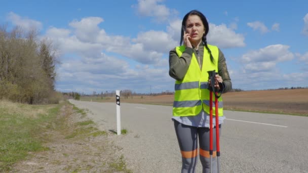 Жінка Тримає Пішохідні Стовпи Використовує Телефон Шосе — стокове відео