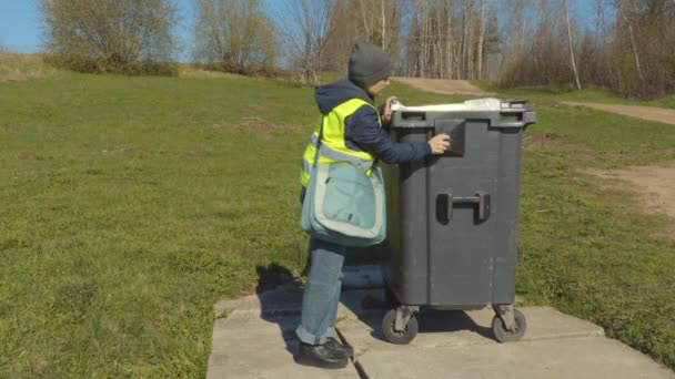 Oficial Ambiental Mujer Que Arregla Contenedor Residuos — Vídeos de Stock