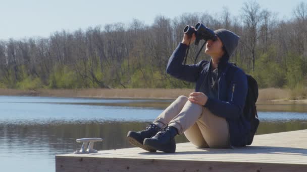 Turista Mujer Relajante Cerca Del Lago — Vídeo de stock