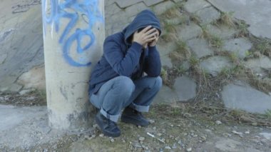 Depresyondaki bağımlı kadın şırıngayı at gitsin.