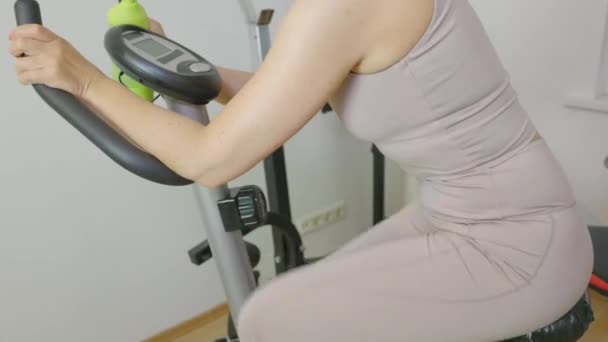 Femme Faisant Des Exercices Cardio Sur Vélo Stationnaire Maison — Video