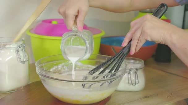 Les Mains Femme Versant Fouettant Lait Dans Bol Sur Table — Video