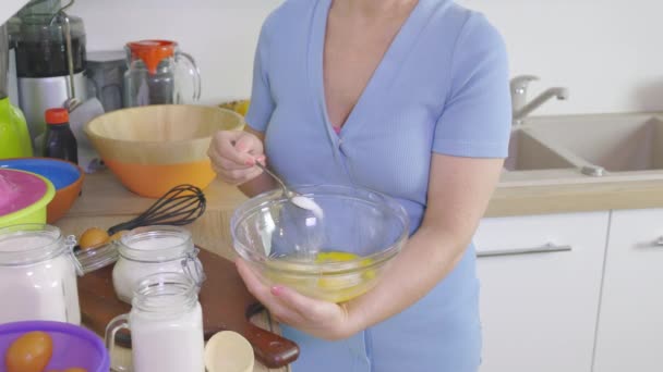 Γυναίκα Ανάμειξη Ζάχαρης Αυγών Βουτύρου Και Γάλακτος Για Τηγανίτες — Αρχείο Βίντεο
