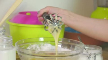 Krep pişirmek için çırpılmış krema ve yumurta.