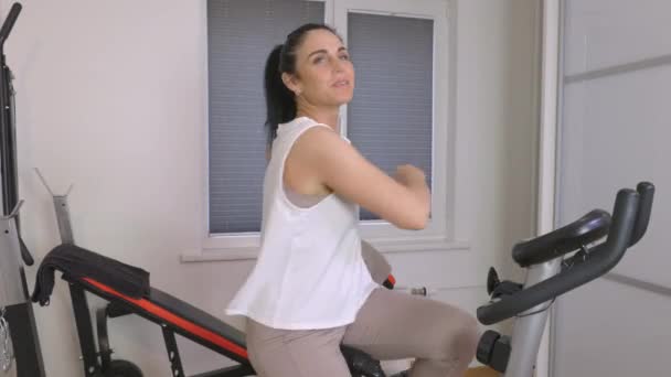 Svalnatá Žena Pracuje Cvičném Kole Doma — Stock video