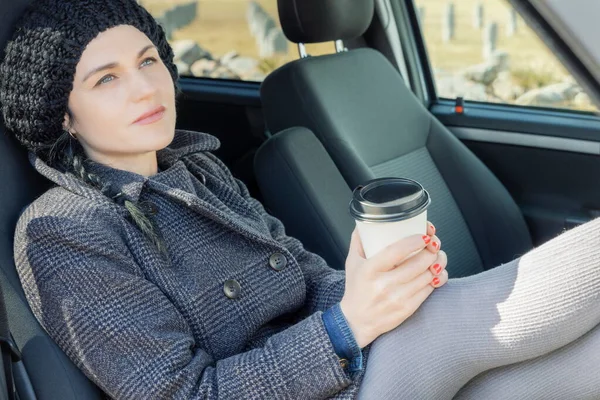 Donna Con Caffè Riscaldarsi Rilassarsi Auto — Foto Stock