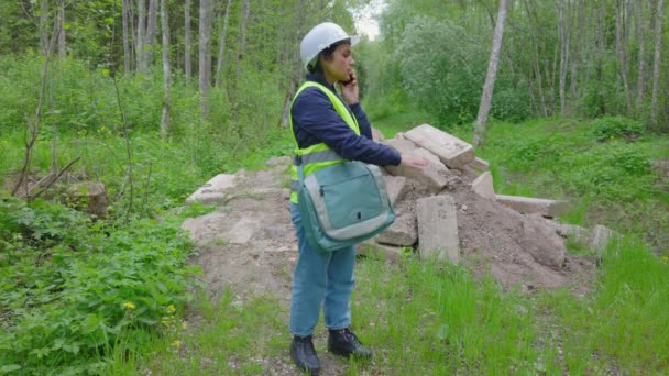 Kobieta Inżynier Cywilny Pomocą Laptopa Pobliżu Budowy Stosu Śmieci — Wideo stockowe