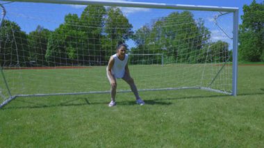 Kaleci gibi oynayan amatör bir kadın. 