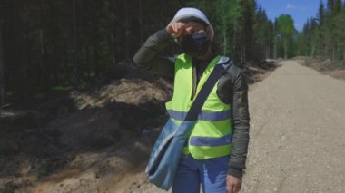 İnşaat mühendisi kadının yol inşaatında işi bitmiş.