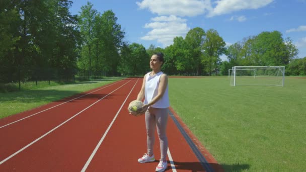 Sportowa Kobieta Rzuca Trzyma Piłkę — Wideo stockowe