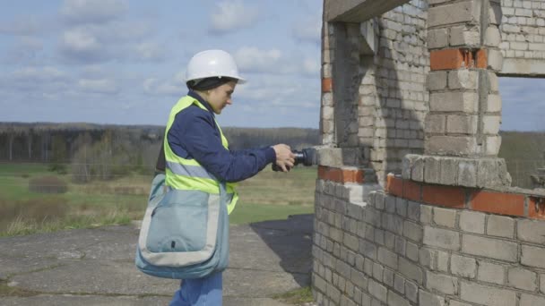 Женщина Инженер Снимает Видео Здания Перед Ремонтом — стоковое видео