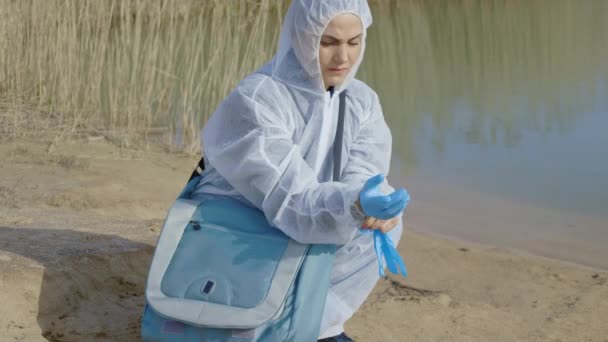 Женщина Ученый Начинает Исследовать Воду Озере — стоковое видео