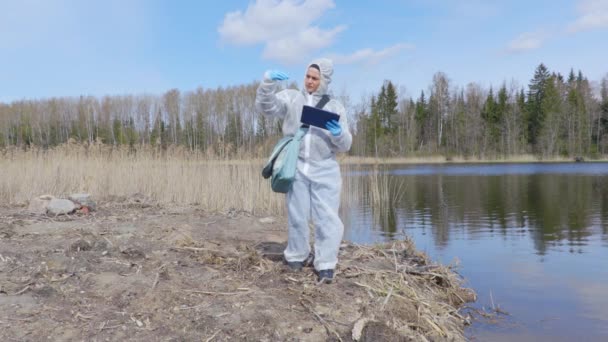 Женщина Эколог Берет Тестирует Образец Природной Озерной Воды — стоковое видео
