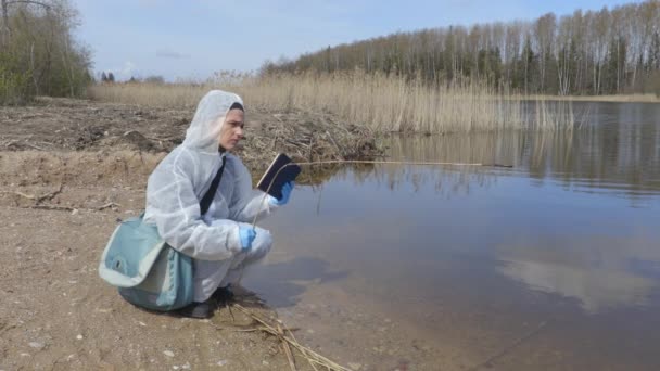 Ученый Эколог Анализирует Воду Озера — стоковое видео