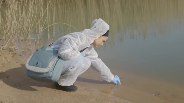 Женщина Ученый Защитном Костюме Тестирует Загрязнение Воды — стоковое видео