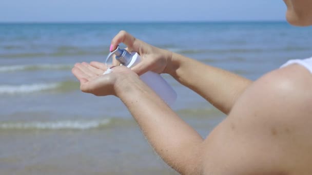 Frau Trägt Sonnencreme Oder Sonnencreme Für Sonnenschutz Strand Auf — Stockvideo