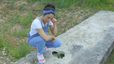 Üzgün kadın dışarıda tek başına ağlıyor.