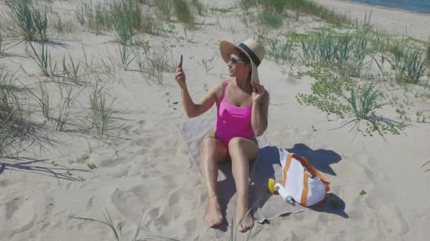 Mujer Tomando Foto Selfie Videollamada Vivo Playa — Vídeos de Stock