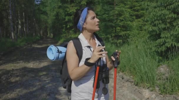 Kvinnan Ropar Hjälp Skogen — Stockvideo