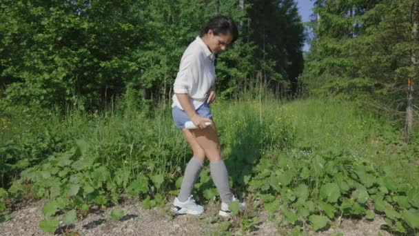 Donna Che Utilizza Repellente Insetti Gambe Braccia Prima Andare Nella — Video Stock