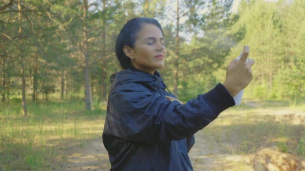 Vrouw Spuiten Insectenwerend Middel Haar Gezicht Buiten Natuur Met Behulp — Stockvideo