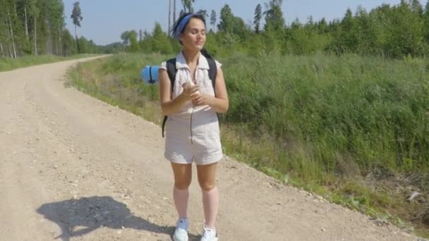 森のハイキング前に虫よけを適用する女性 アクティブレジャーコンセプト — ストック動画