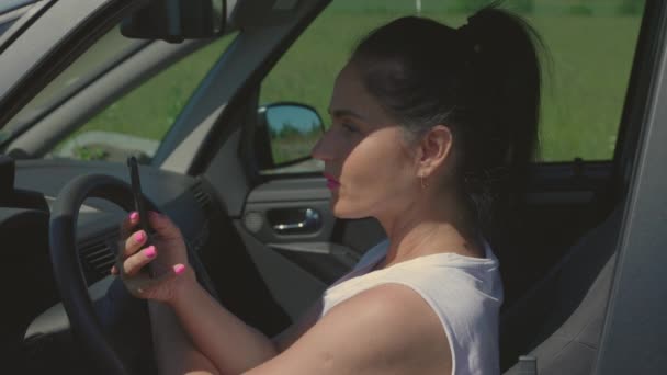 Vrouw Met Smartphone Auto — Stockvideo