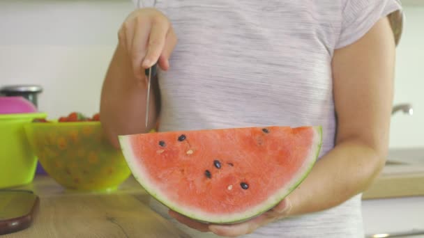 Frau Denkt Darüber Nach Wie Teile Einer Wassermelone Geschnitten Werden — Stockvideo