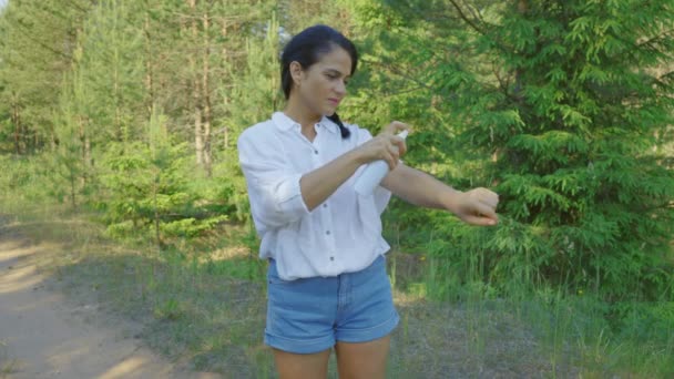 Turista Mujer Aplicando Repelente Mosquitos Mano Durante Caminata Naturaleza — Vídeos de Stock